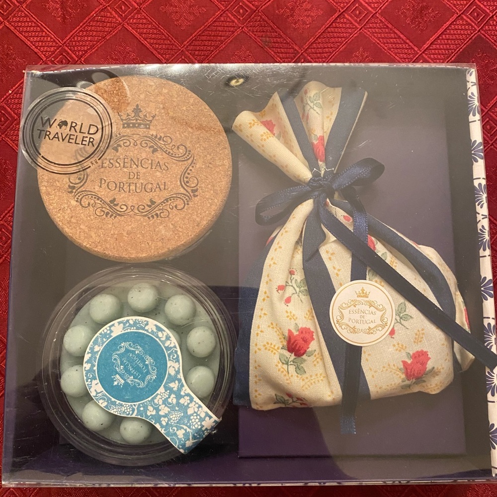Essential De Portugal violet body soap